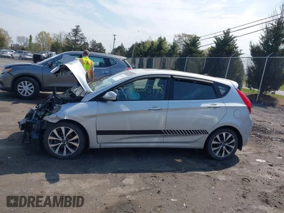 ✅ 2015 Hyundai Accent Sport • VIN: KMHCU5AE5FU234091 • Lot: 42025748. Wystawiony na IAAI z przebiegiem 111 665 mil. Bezpłatny archiwum sprzedaży aukcyjnych z USA i szczegółowy raport historii pojazdu na DreamBid. Zdjęcie 15.