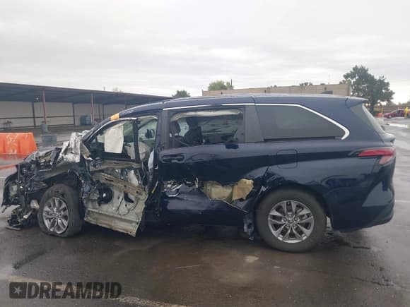 ✅ 2021 Toyota Sienna LE • VIN: 5TDKRKEC4MS032028 • Lot: 43622336. Listed on IAAI with Not provided. Free auction sales archive from the USA and detailed vehicle history report at DreamBid. Image 14.