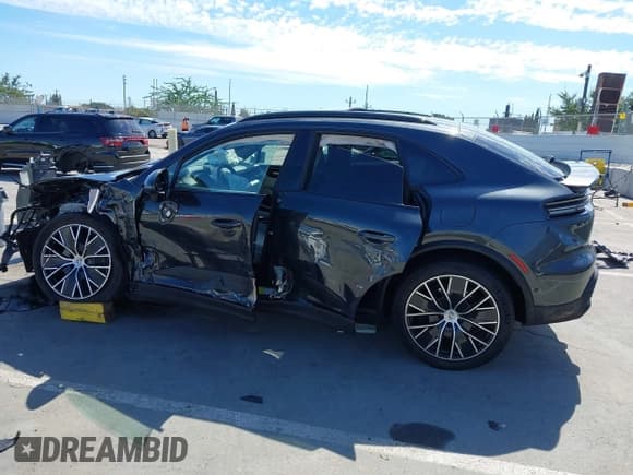 ✅ 2024 Porsche Macan • VIN: WP1AA2XA3RL000819 • Lot: 43362979. Listed on IAAI with 17,678 mi. Free auction sales archive from the USA and detailed vehicle history report at DreamBid. Image 15.