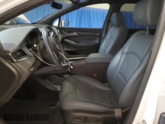 ✅ 2024 Buick Enclave Premium • VIN: 5GAERCKW2RJ105310 • Lot: 58653475. Wystawiony na Copart z przebiegiem 21 988 mil. Bezpłatny archiwum sprzedaży aukcyjnych z USA i szczegółowy raport historii pojazdu na DreamBid. Zdjęcie 7.