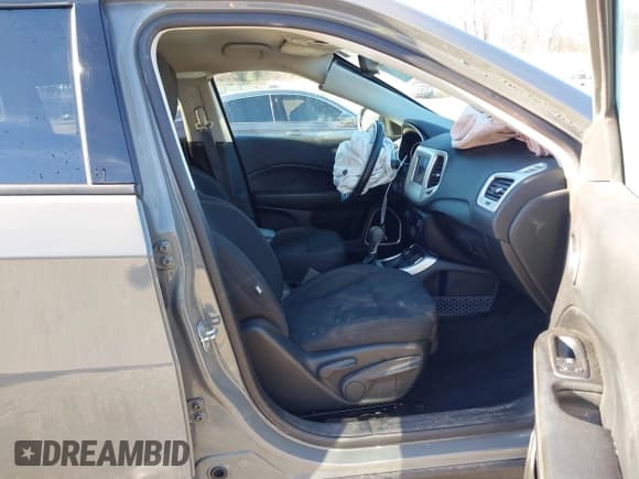 ✅ 2019 Jeep Compass Sport • VIN: 3C4NJDAB9KT734409 • Lot: 41633703. Wystawiony na IAAI z przebiegiem 111 517 mil. Bezpłatny archiwum sprzedaży aukcyjnych z USA i szczegółowy raport historii pojazdu na DreamBid. Zdjęcie 5.