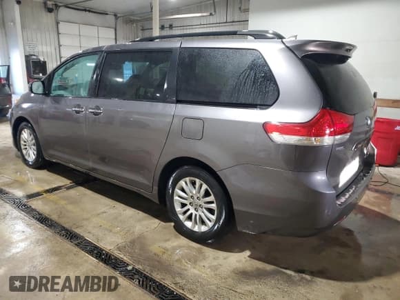 ✅ 2011 Toyota Sienna XLE AAS • VIN: 5TDYK3DC8BS172652 • Лот: 44549145. Опубликован ранее на Copart с пробегом 132 827 миль. Бесплатный доступ к архиву аукционных продаж из США и подробный отчёт об истории автомобиля на DreamBid. Изображение 2.