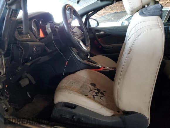 ✅ 2016 Buick Cascada • VIN: W04WV3N53GG036794 • Лот: 64290685. Опубликован ранее на Copart с пробегом 211 210 миль. Бесплатный доступ к архиву аукционных продаж из США и подробный отчёт об истории автомобиля на DreamBid. Изображение 7.