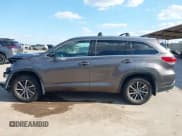 ✅ 2017 Toyota Highlander XLE • VIN: 5TDJZRFH5HS405565 • Лот: 43279792. Опубликован ранее на IAAI с пробегом 87 981 миль. Бесплатный доступ к архиву аукционных продаж из США и подробный отчёт об истории автомобиля на DreamBid. Изображение 15.