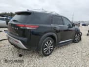 ✅ 2022 Nissan Pathfinder Platinum • VIN: 5N1DR3DK3NC223669 • Lot: 48204285. Wystawiony na Copart z przebiegiem 67 011 mil. Bezpłatny archiwum sprzedaży aukcyjnych z USA i szczegółowy raport historii pojazdu na DreamBid. Zdjęcie 3.