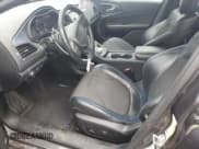 ✅ 2015 Chrysler 200 S • VIN: 1C3CCCDG0FN627892 • Lot: 69671495. Wystawiony na Copart z przebiegiem 123 379 mil. Bezpłatny archiwum sprzedaży aukcyjnych z USA i szczegółowy raport historii pojazdu na DreamBid. Zdjęcie 7.