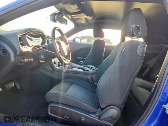 2022 Dodge Challenger SXT z VIN 2C3CDZAG8NH144145, wystawiony jako Copart lot #84024325 z przebiegiem 52 083 mil mil oraz Czysty tytuł • Clean title. Historia ofert i sprzedaży dostępna na DreamBid. Obrazek 7.