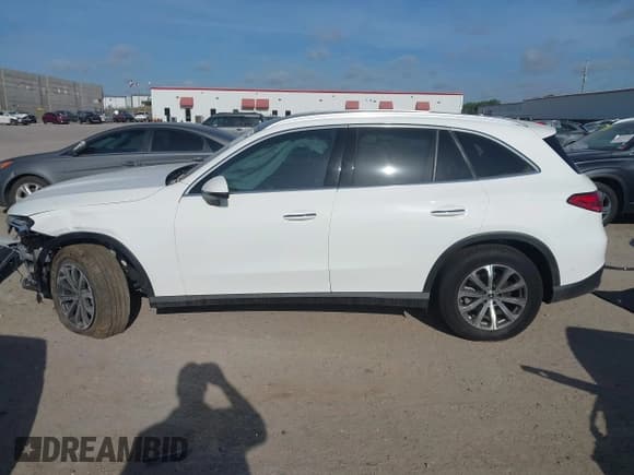 ✅ 2025 Mercedes-Benz GLC 300 • VIN: W1NKM4GB3SF320370 • Lot: 42622649. Wystawiony na IAAI z przebiegiem 1 787 mil. Bezpłatny archiwum sprzedaży aukcyjnych z USA i szczegółowy raport historii pojazdu na DreamBid. Zdjęcie 14.