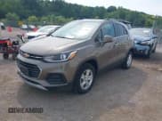 ✅ 2020 Chevrolet Trax LT • VIN: KL7CJPSB1LB344850 • Lot: 42904445. Wystawiony na IAAI z przebiegiem 14 489 mil. Bezpłatny archiwum sprzedaży aukcyjnych z USA i szczegółowy raport historii pojazdu na DreamBid. Zdjęcie 17.