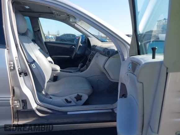 ✅ 2002 Mercedes-Benz C 230/260/280/320 • VIN: WDBRF61J62F233802 • Lot: 42574637. Wystawiony na IAAI z przebiegiem 238 810 mil. Bezpłatny archiwum sprzedaży aukcyjnych z USA i szczegółowy raport historii pojazdu na DreamBid. Zdjęcie 5.