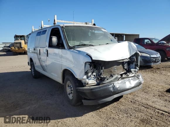 ✅ 2022 Chevrolet Express Cargo • VIN: 1GCWGAF70N1235841 • Lot: 84707025. Wystawiony na Copart z przebiegiem 57 987 mil. Bezpłatny archiwum sprzedaży aukcyjnych z USA i szczegółowy raport historii pojazdu na DreamBid. Zdjęcie 4.
