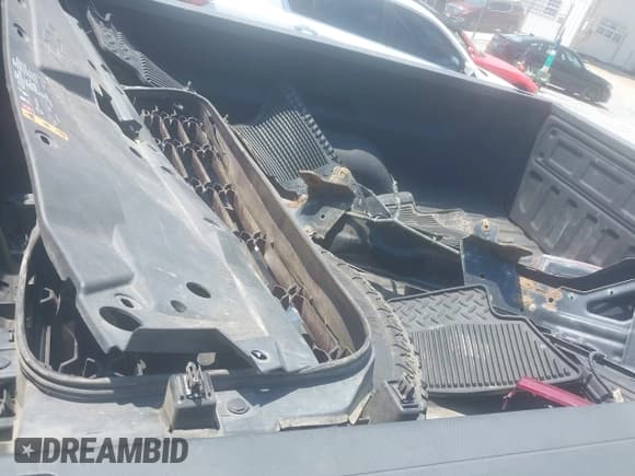 ✅ 2018 Chevrolet Silverado 1500 LT • VIN: 3GCUKREC0JG261001 • Lot: 43014912. Listed on IAAI with 145,954 mi. Free auction sales archive from the USA and detailed vehicle history report at DreamBid. Image 12.