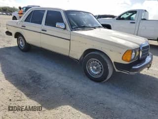 ✅ 1982 Mercedes-Benz 240 • VIN: BAB23A8CB306577 • Lot: 78141144. Wystawiony na Copart z przebiegiem 85 135 mil. Bezpłatny archiwum sprzedaży aukcyjnych z USA i szczegółowy raport historii pojazdu na DreamBid. Zdjęcie 4.