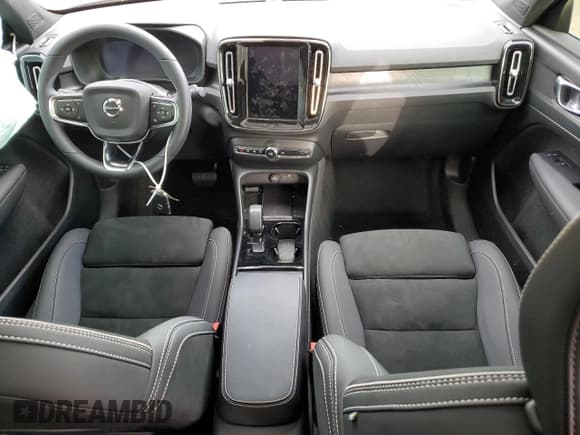 ✅ 2023 Volvo C40 Plus • VIN: YV4ED3GL3P2034098 • Lot: 46739434. Wystawiony na Copart z przebiegiem Nie podano. Bezpłatny archiwum sprzedaży aukcyjnych z USA i szczegółowy raport historii pojazdu na DreamBid. Zdjęcie 8.