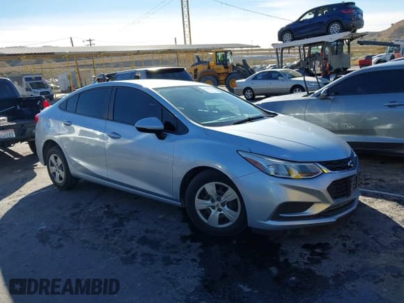 ✅ 2018 Chevrolet Cruze LS • VIN: 1G1BC5SM6J7175707 • Lot: 43652484. Wystawiony na IAAI z przebiegiem 133 689 mil. Bezpłatny archiwum sprzedaży aukcyjnych z USA i szczegółowy raport historii pojazdu na DreamBid. Zdjęcie 1.