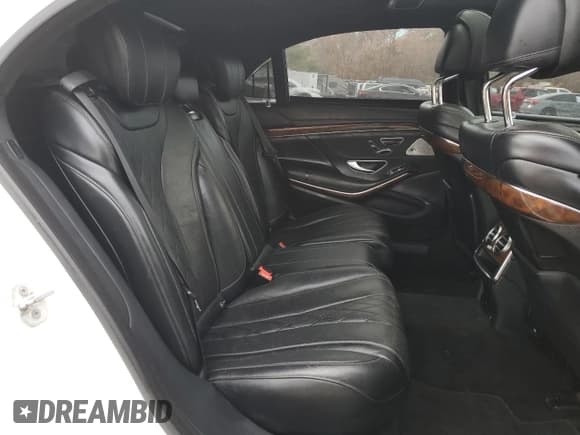 ✅ 2015 Mercedes-Benz S 550 • VIN: WDDUG8FB2FA070970 • Lot: 91766355. Wystawiony na Copart z przebiegiem Nie podano. Bezpłatny archiwum sprzedaży aukcyjnych z USA i szczegółowy raport historii pojazdu na DreamBid. Zdjęcie 11.