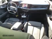 ✅ 2024 Audi Q4 e-tron Sportback Premium Plus • VIN: WA13UBFZXRP058327 • Lot: 47115475. Wystawiony na Copart z przebiegiem 5 821 mil. Bezpłatny archiwum sprzedaży aukcyjnych z USA i szczegółowy raport historii pojazdu na DreamBid. Zdjęcie 8.