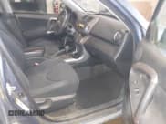 ✅ 2007 Toyota RAV4 Sport • VIN: JTMBK32V975026204 • Lot: 41397826. Wystawiony na IAAI z przebiegiem 165 990 mil. Bezpłatny archiwum sprzedaży aukcyjnych z USA i szczegółowy raport historii pojazdu na DreamBid. Zdjęcie 5.