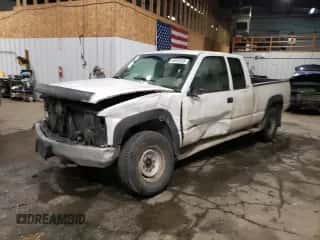 1998 Chevrolet Silverado 2500 z VIN 1GCGK29R2WE123218, wystawiony jako Copart lot #45035105 z przebiegiem 190 034 mil mil oraz Szkoda całkowita • Salvage title. Historia ofert i sprzedaży dostępna na DreamBid. Obrazek 1.