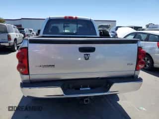 2007 Dodge 1500 SLT z VIN 1D7HA182X7J522933, wystawiony jako Copart lot #64195154 z przebiegiem 174 835 mil mil oraz Szkoda całkowita • Salvage title. Historia ofert i sprzedaży dostępna na DreamBid. Obrazek 6.