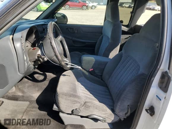 2001 Chevrolet S-10 LS с VIN 1GCCS195218201848, выставлен на аукционе Copart как лот 77393634 с пробегом 113 865 миль миль и Списание • Salvage title. История ставок и продаж доступна на DreamBid. Изображение 7.