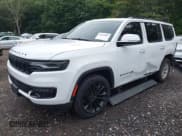 ✅ 2022 Jeep Wagoneer Series III • VIN: 1C4SJVDT7NS108120 • Lot: 42693007. Wystawiony na IAAI z przebiegiem 44 059 mil. Bezpłatny archiwum sprzedaży aukcyjnych z USA i szczegółowy raport historii pojazdu na DreamBid. Zdjęcie 21.