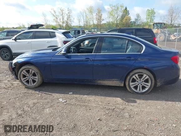 ✅ 2017 BMW 3 Series 330i xDrive • VIN: WBA8D9C32HA005561 • Lot: 42161234. Listed on IAAI with Not provided. Free auction sales archive from the USA and detailed vehicle history report at DreamBid. Image 14.