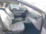 2018 Hyundai Elantra SEL z VIN KMHD84LF6JU606328, wystawiony jako IAAI lot #43534275 z przebiegiem 114 911 mil mil oraz . Historia ofert i sprzedaży dostępna na DreamBid. Obrazek 5.