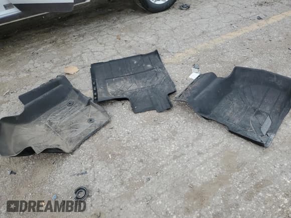 ✅ 2019 Chevrolet Silverado 1500 Custom • VIN: 1GCRYBEH0KZ392955 • Lot: 67643104. Wystawiony na Copart z przebiegiem 33 932 mil. Bezpłatny archiwum sprzedaży aukcyjnych z USA i szczegółowy raport historii pojazdu na DreamBid. Zdjęcie 14.