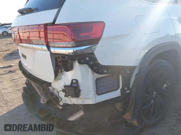 ✅ 2025 Volkswagen Atlas SE • VIN: 1V2JR2CA2SC513129 • Lot: 43617423. Listed on IAAI with 12,914 mi. Free auction sales archive from the USA and detailed vehicle history report at DreamBid. Image 6.