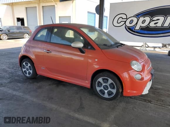 ✅ 2014 FIAT 500e • VIN: 3C3CFFGE3ET225298 • Lot: 58090645. Wystawiony na Copart z przebiegiem 77 820 mil. Bezpłatny archiwum sprzedaży aukcyjnych z USA i szczegółowy raport historii pojazdu na DreamBid. Zdjęcie 4.