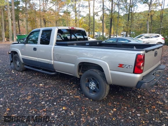 ✅ 2005 Chevrolet Silverado 1500 LS • VIN: 1GCEK19TX5E285061 • Lot: 43572845. Listed on IAAI with 240,592 mi. Free auction sales archive from the USA and detailed vehicle history report at DreamBid. Image 3.