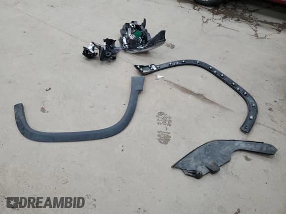 ✅ 2018 GMC Acadia SLE • VIN: 1GKKNKLA6JZ186204 • Lot: 85347795. Listed on Copart with 96,475 mi. Free auction sales archive from the USA and detailed vehicle history report at DreamBid. Image 13.