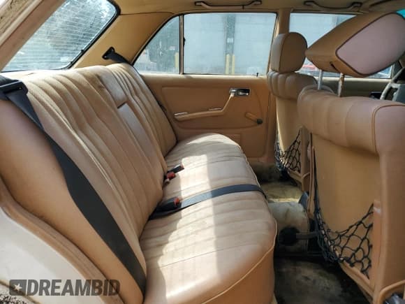 ✅ 1983 Mercedes-Benz 240 • VIN: WDBAB23A0DB409512 • Lot: 58252825. Wystawiony na Copart z przebiegiem 324 326 mil. Bezpłatny archiwum sprzedaży aukcyjnych z USA i szczegółowy raport historii pojazdu na DreamBid. Zdjęcie 10.