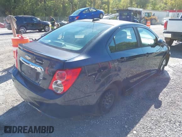 2016 Chevrolet Sonic LS z VIN 1G1JA5SH8G4180115, wystawiony jako IAAI lot #43336527 z przebiegiem 97 703 mil mil oraz . Historia ofert i sprzedaży dostępna na DreamBid. Obrazek 4.