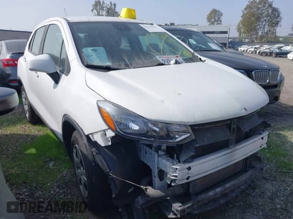 2018 Chevrolet Trax LS z VIN 3GNCJKSB2JL237296, wystawiony jako IAAI lot #43415624 z przebiegiem 54 250 mil mil oraz . Historia ofert i sprzedaży dostępna na DreamBid. Obrazek 1.