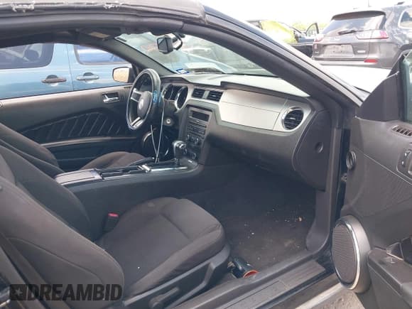 ✅ 2010 Ford Mustang V6 • VIN: 1ZVBP8EN7A5127918 • Лот: 42228710. Опубликован ранее на IAAI с пробегом 174 771 миль. Бесплатный доступ к архиву аукционных продаж из США и подробный отчёт об истории автомобиля на DreamBid. Изображение 5.