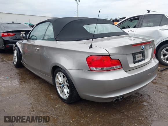 ✅ 2011 BMW 1 Series 128i • VIN: WBAUL7C59BVM79143 • Lot: 43102005. Wystawiony na IAAI z przebiegiem 132 399 mil. Bezpłatny archiwum sprzedaży aukcyjnych z USA i szczegółowy raport historii pojazdu na DreamBid. Zdjęcie 3.