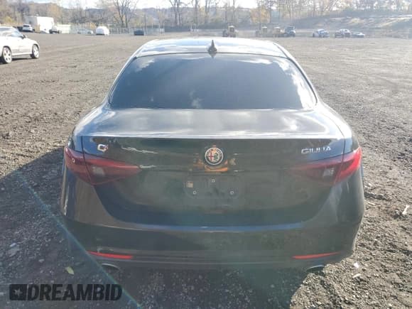 ✅ 2018 Alfa Romeo Giulia Ti Sport • VIN: ZARFAEEN8J7597325 • Lot: 91637325. Wystawiony na Copart z przebiegiem 87 750 mil. Bezpłatny archiwum sprzedaży aukcyjnych z USA i szczegółowy raport historii pojazdu na DreamBid. Zdjęcie 6.