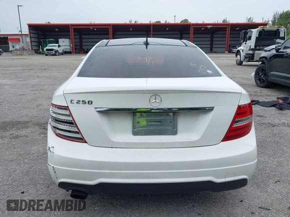 ✅ 2015 Mercedes-Benz C 250 • VIN: WDDGJ4HB8FG391252 • Lot: 42428123. Wystawiony na IAAI z przebiegiem 139 413 mil. Bezpłatny archiwum sprzedaży aukcyjnych z USA i szczegółowy raport historii pojazdu na DreamBid. Zdjęcie 16.
