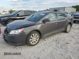 ✅ 2013 Buick LaCrosse • VIN: 1G4GA5ER2DF184145 • Lot: 82298205. Wystawiony na Copart z przebiegiem 107 489 mil. Bezpłatny archiwum sprzedaży aukcyjnych z USA i szczegółowy raport historii pojazdu na DreamBid. Zdjęcie 1.