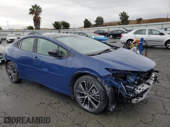 2024 Toyota Prius LE z VIN JTDACAAU3R3036876, wystawiony jako Copart lot #86166715 z przebiegiem 2 948 mil mil oraz Szkoda całkowita • Salvage title. Historia ofert i sprzedaży dostępna na DreamBid. Obrazek 4.