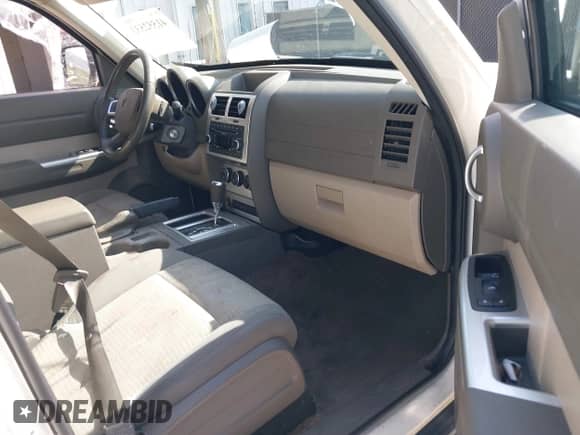 2008 Dodge Nitro SLT z VIN 1D8GT58K58W127765, wystawiony jako IAAI lot #41552533 z przebiegiem 177 492 mil mil oraz . Historia ofert i sprzedaży dostępna na DreamBid. Obrazek 5.