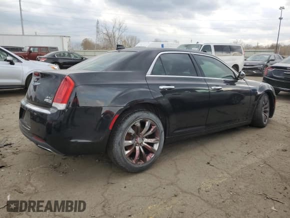 ✅ 2018 Chrysler 300 Limited • VIN: 2C3CCAEG5JH240632 • Lot: 91493965. Wystawiony na Copart z przebiegiem 100 056 mil. Bezpłatny archiwum sprzedaży aukcyjnych z USA i szczegółowy raport historii pojazdu na DreamBid. Zdjęcie 3.