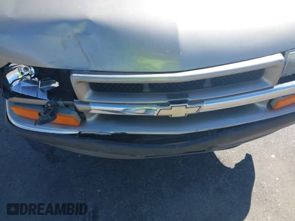 2000 Chevrolet Blazer LS z VIN 1GNCS13W2Y2355000, wystawiony jako IAAI lot #41853380 z przebiegiem 275 732 mil mil oraz . Historia ofert i sprzedaży dostępna na DreamBid. Obrazek 18.