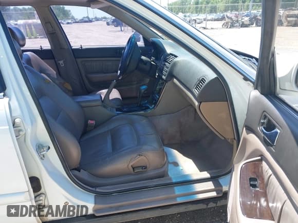 ✅ 1993 Acura Legend L • VIN: JH4KA7668PC025178 • Lot: 41990390. Wystawiony na IAAI z przebiegiem 187 755 mil. Bezpłatny archiwum sprzedaży aukcyjnych z USA i szczegółowy raport historii pojazdu na DreamBid. Zdjęcie 5.