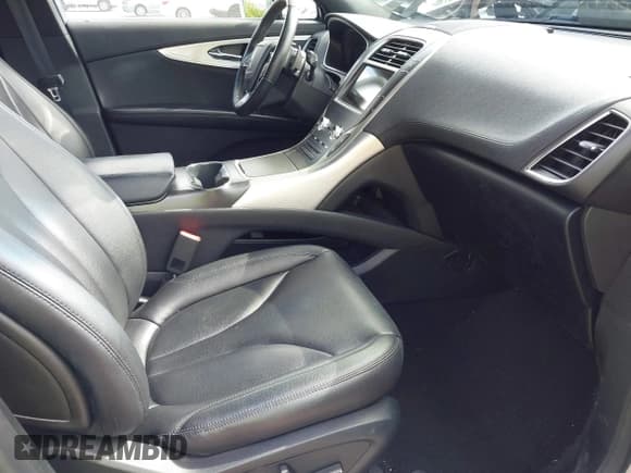 ✅ 2020 Lincoln Nautilus Standard • VIN: 2LMPJ6J95LBL25595 • Lot: 41423501. Wystawiony na IAAI z przebiegiem 40 040 mil. Bezpłatny archiwum sprzedaży aukcyjnych z USA i szczegółowy raport historii pojazdu na DreamBid. Zdjęcie 5.