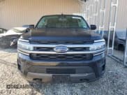 ✅ 2022 Ford Expedition XLT • VIN: 1FMJU1JT4NEA57394 • Lot: 93445095. Wystawiony na Copart z przebiegiem 131 076 mil. Bezpłatny archiwum sprzedaży aukcyjnych z USA i szczegółowy raport historii pojazdu na DreamBid. Zdjęcie 5.