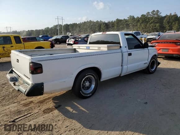1996 Chevrolet S-10 z VIN 1GCCS14X9TK108291, wystawiony jako Copart lot #75901154 z przebiegiem 302 074 mil mil oraz Szkoda całkowita • Salvage title. Historia ofert i sprzedaży dostępna na DreamBid. Obrazek 3.