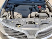 ✅ 2015 Lincoln MKS • VIN: 1LNHL9DK4FG600882 • Lot: 65442505. Wystawiony na Copart z przebiegiem 105 233 mil. Bezpłatny archiwum sprzedaży aukcyjnych z USA i szczegółowy raport historii pojazdu na DreamBid. Zdjęcie 11.